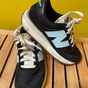New Balance Black and Light Blue Athletic Shoes size 6